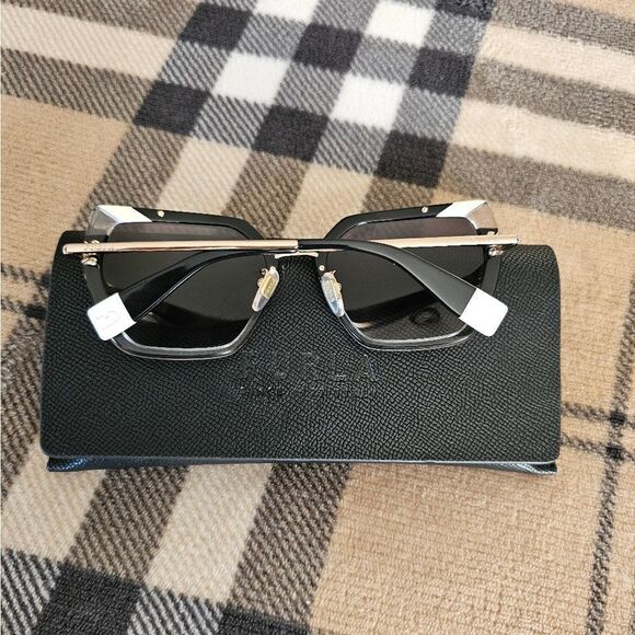 Stylish Geometric Sunglasses with Black and Silver Accents Like New Cond… - Picture 2 of 4